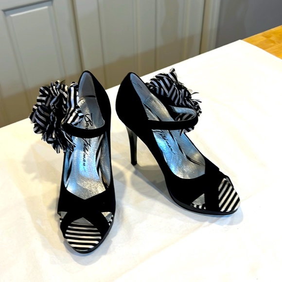 Beverly Feldman black pump with white and black flower on ankle strap - Picture 4 of 14